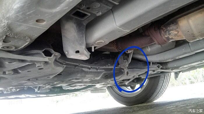 停车后发现底盘下漏水，底盘下漏水是什么原因引起的？